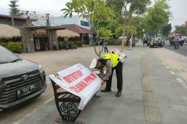 Polisi tutup bangku taman di ruang publik antisipasi kerumunan