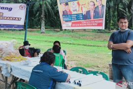 Martin Manurung lakukan operasi pasar minyak goreng di Labura