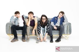 New Friends merilis album perdana "The Pilot"