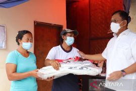 Wabup Buleleng bantu warga terdampak angin puting beliung di Banyuning