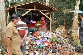 Bantuan alat pemilah sampah dukung budi daya Maggot Desa Murung Ilung