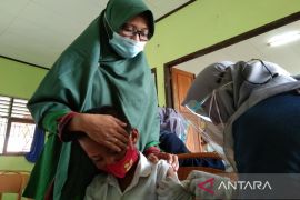 Polresta Kendari vaksinasi siswa SD sampai lansia