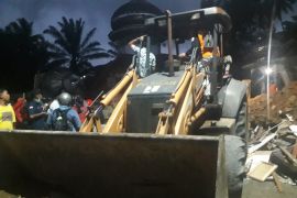 Warga tertimbun runtuhan akibat gempa dievakuasi