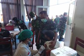 Tim Vaksinator Lombok Tengah menggelar vaksinasi di pasar tradisional