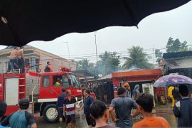 Dua rumah semi permanen di Aceh Tamiang ludes terbakar