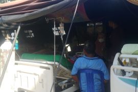 RSI Ibnu Sina Simpang Empat rawat pasien di luar ruangan, tampung korban gempa