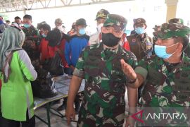 Kasad Jenderal Dudung tinjau pengungsi terdampak gempa di Pasaman Barat