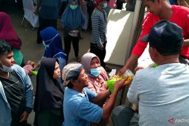 7.500 liter minyak goreng habis dalam dua jam di Solok Selatan