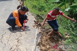 Tebing jalur penghubung Pamekasan-Sampang longsor