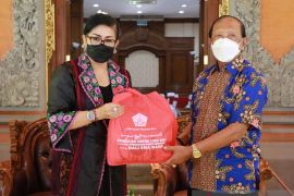 PKK Bali berbagi kasih kepada lansia Pepabri