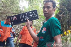 Sepulang dari hajatan pesta, satu keluarga menumpangi mobil diseret banjir di Deliserdang