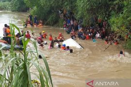 Empat perempuan di dalam mobil diterjang banjir di Deliserdang ditemukan meninggal