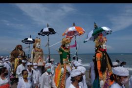 Melasti di Pantai Padanggalak