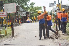 Perbaikan rambu perlintasan sebidang di Tulungagung