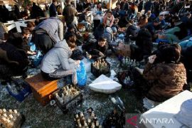 Penduduk Ukraina persiapkan molotov untuk pertahankan kota Page 1 Small