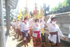 Umat Hindu di Belitung upacara Melasti