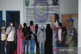 Satpol PP amankan empat pasangan bukan suami istri dari dua hotel di Madina