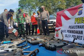 Polres HST musnahkan puluhan knalpot brong