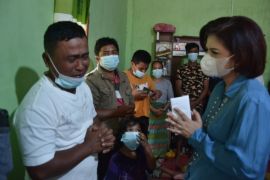 Ketua PKK Romy Mariani jenguk keluarga ibu hamil yang meninggal di Pardomuan