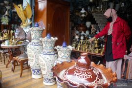 Pasar barang antik sepi pengunjung