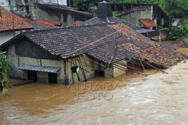 Banjir akibat luapan Sungai Cibanten Page 1 Small