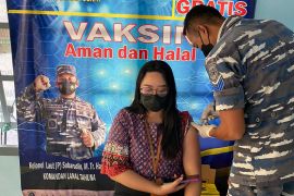 Tenaga kesehatan Lantamal VIII terus berikan vaksinasi COVID-19 kepada masyarakat