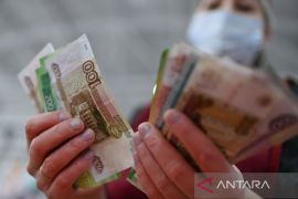 Rubel Rusia naik tipis dalam volume kecil setelah rugi besar