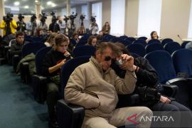 Kisah Sean Penn selama di Ukraina dan lewati perbatasan Polandia