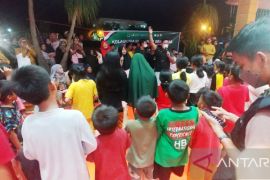 Tim Emma Yohanna ajak anak-anak pengungsi bermain bersama