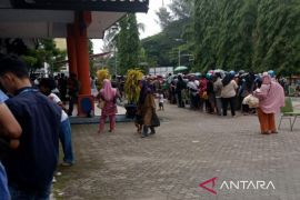 Warga Kendari serbu pasar minyak goreng murah