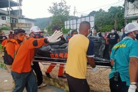 SAR gabungan temukan korban terseret ombak di Pantai Base G meninggal