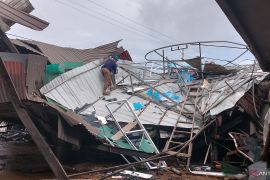 Angin kencang terbangkan kubah masjid di Pekanbaru