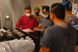 Satpol PP tindak pemilik usaha pelanggar protokol kesehatan di Padang