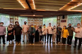 Masjid Al-Akbar Golkar beri beasiswa bagi mahasiswa berprestasi