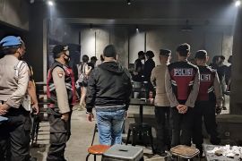 Polisi tindak tegas kafe di Kota Malang langgar aturan operasional
