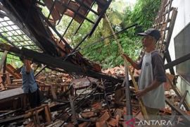 Sekolah Rubuh Diterjang Angin Kencang