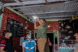 PLN salurkan bantuan 12 ribu lampu LED darurat kepada warga Madura