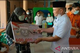 7.300 KPM Bangka Tengah terima bantuan sembako tunai