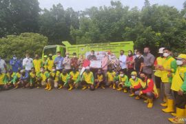 Palembang dapat bantuan  dua truk pengangkut sampah dari KLHK