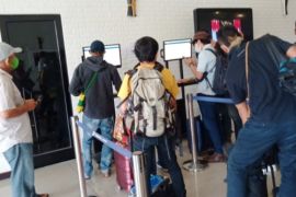 Penumpang udara di Bandara Biak terapkan mengisi e-HAC