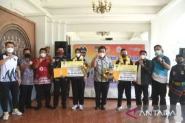 Pemkab Bekasi beri penghargaan dua atlet peraih medali SEA Pencak Silat