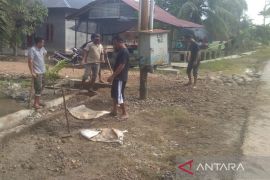 Banjirlumpur Aceh Tamiang sudah surut, warga bersihkan endapan