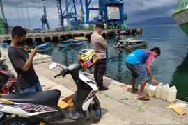 Polsek Yos Sudarso kembali sita puluhan liter miras produk lokal, pemicu gangguan Kamtibmas