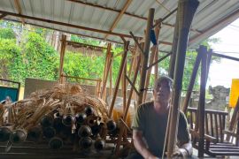 Perajin bambu di Bona-Bali beralih produksi gazebo ditengah COVID-19