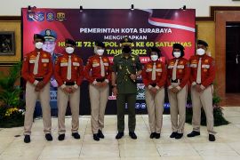 Satpol PP Pariwisata beri kenyamanan warga di tempat wisata Surabaya