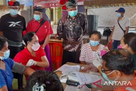 Bupati Bangli tinjau vaksinasi "booster" di Desa Tamanbali