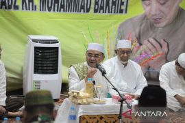 Guru Bhakiet ajak jamaah makmurkan  masjid dan perbanyak shalawat