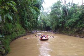 Seorang pria tewas setelah terbawa arus Sungai Ciliwung saat bersihkan sampah