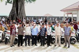 Bupati Buton Selatan serahkan 70 motor dinas kepada imam masjid