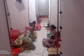 Warga korban bencana tanah bergerak di Lebak mengungsi  ke gedung MTs